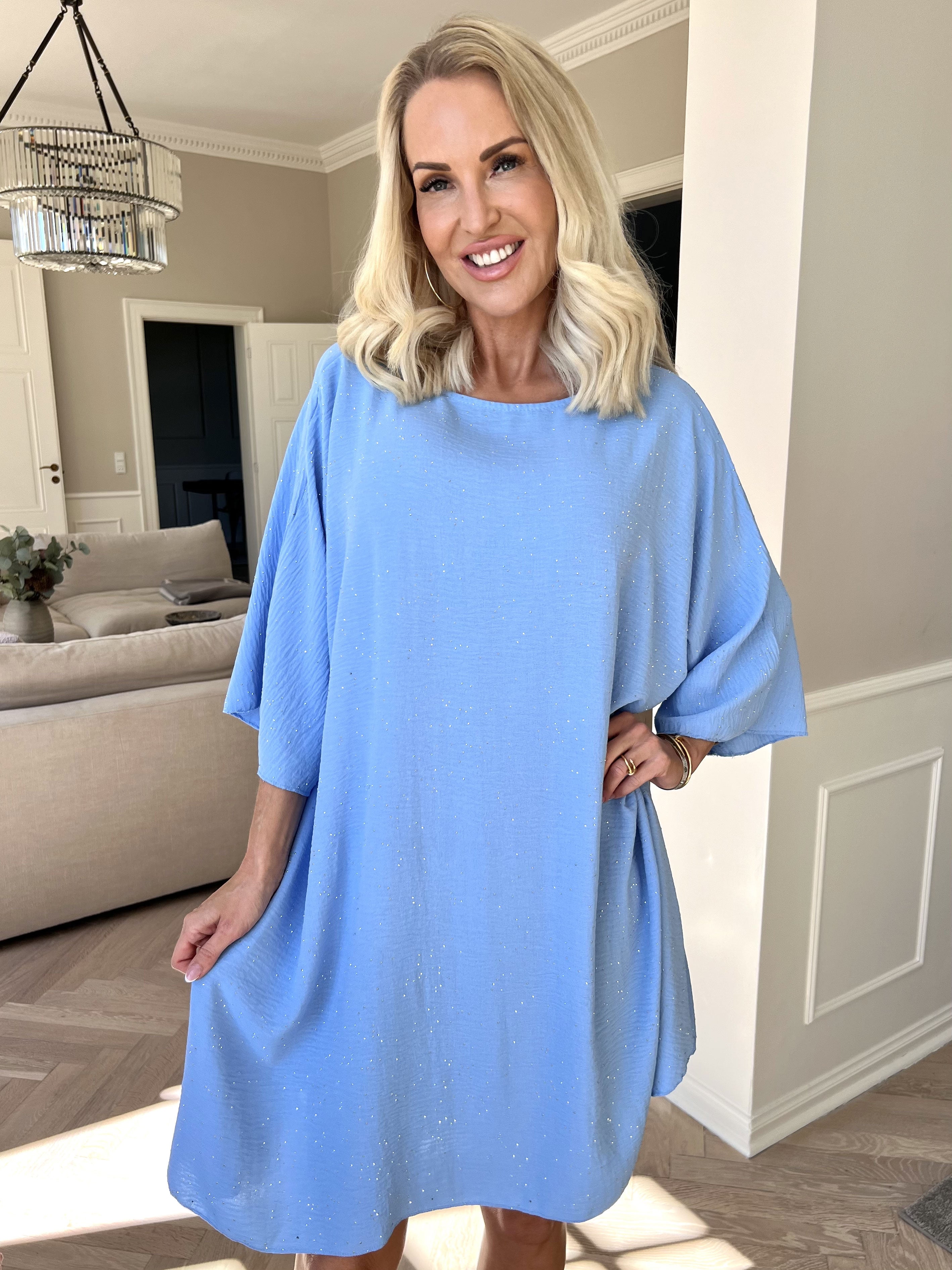 Johanne - Fin ensfarvet kjole pyntet med similisten